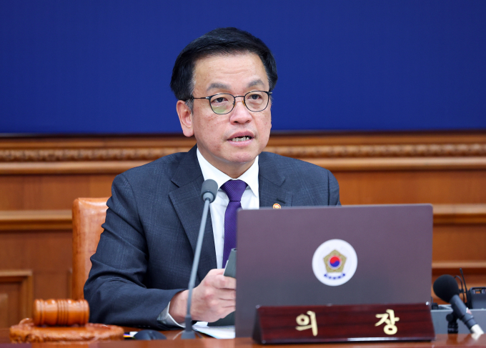 최상목 대통령 권한대행 부총리 겸 기획재정부 장관이 천안 고속도로 공사장 붕괴 사고에 대해 최우선 인명 구조를 지시했다. 사진은 최 권한대행이 25일 정부서울청사에서 열린 국무회의에서 발언하는 모습. /사진=뉴시스