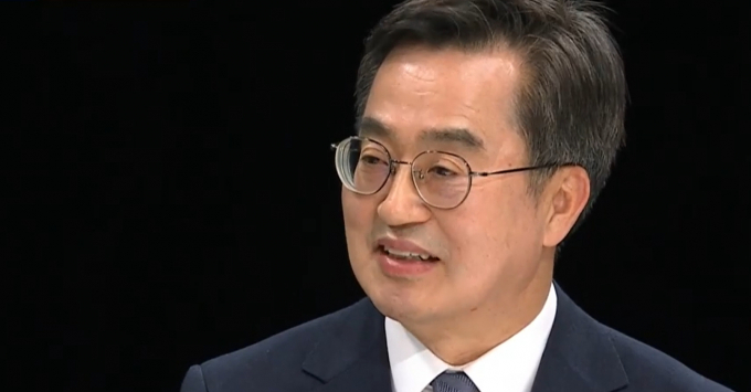 지난 24일 JTBC 시사프로 '오대영 라이브'에 출연한 정치 현안 등에 대해 견해를 밝히고 있는 이재명 경기도지사. 사진제공=JTBC