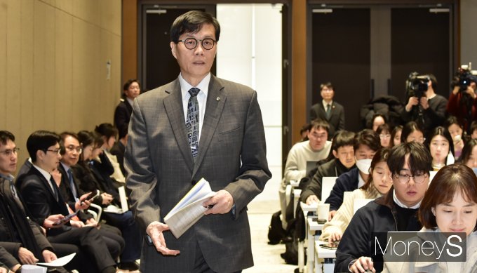 [머니S포토] 이창용, 통화정책방향 간담회 참석차 입장