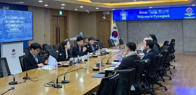 평택시가 최근 외국학교법인 본교 이사장 및 교장 등이 포함된 학교 협상단과 국제학교 설립 여건과 유치조건 등에 대해 회의를 가졌다. / 사지제공=평택시