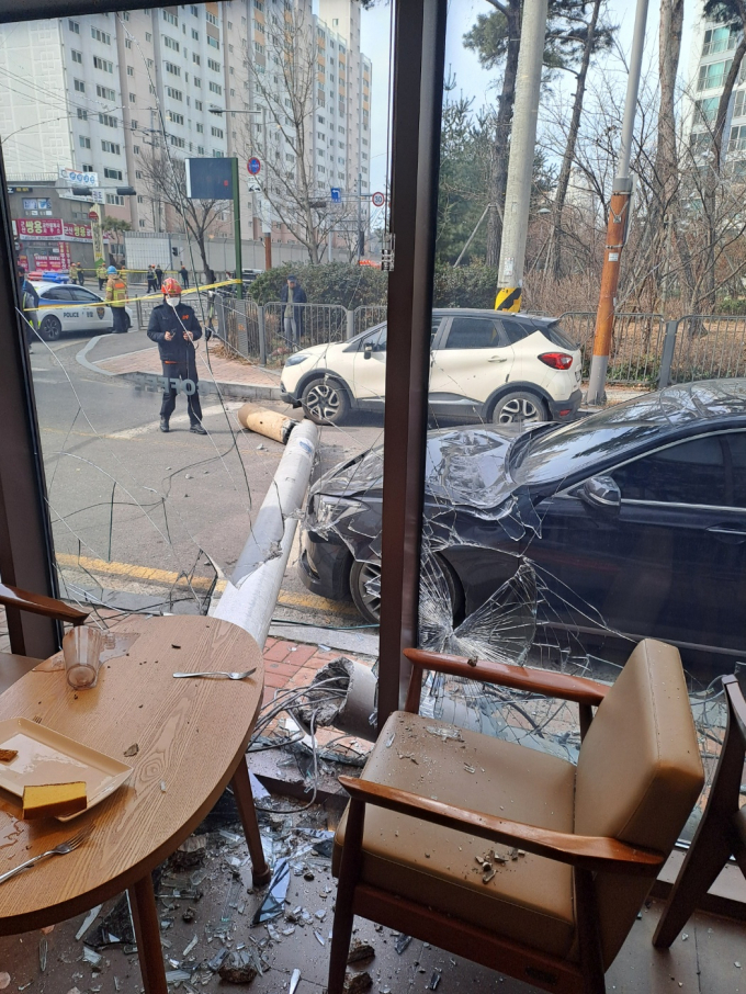 전북 군산시 지곡동 한 아파트 인근에서 전신주가 쓰러져 학생 6명이 부상을 입었다. 사진은 25일 오전 10시48분쯤 전북 군산시 지곡동 한 아파트 전신주가 카페로 쓰러져 카페 유리창이 깨진 모습. /사진=뉴시스(전북도소방본부 제공)