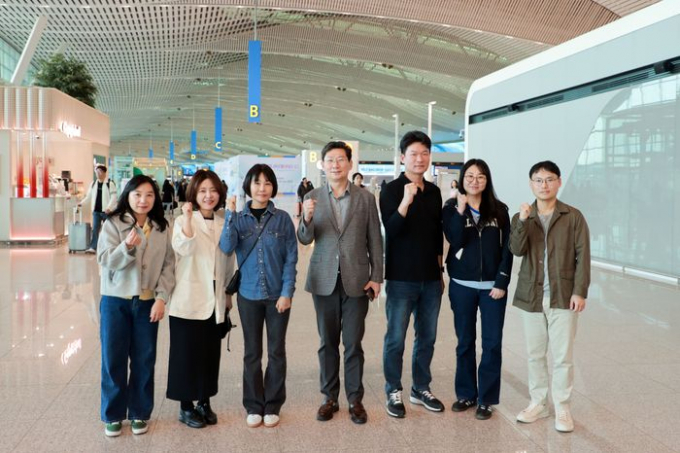 이상일 용인시장(오른서 네번째)이 25일 베트남 출국에 앞서 직원들과 함께하고 있다. /사진제공=용인특례시 