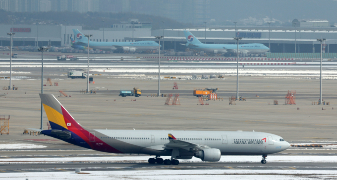  인천국제공항 활주로에서 대한항공·아시아나항공 양사 항공기가 오가고 있다. /사진=뉴시스