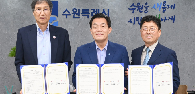 지난해 7월 수원시자원봉사센터 이사장인 이재준 수원시장(가운데)과 최순호 수원FC 단장(왼쪽), 김상연 수원경제정의실천시민연합 공동대표(오른쪽)가 새벽빛 장애인 야학 지원 업무협약을 체결하고 있다.  /사진제공=수원시