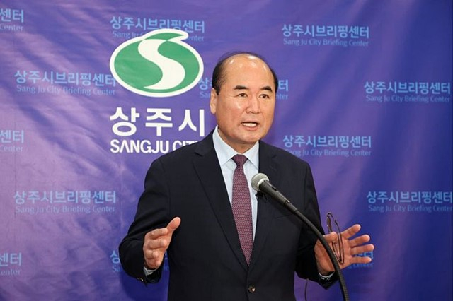 강영석 상주시장이 25일 시청 브리핑센터에서 기자회견을 하고 있다./사진제공=경북 상주시