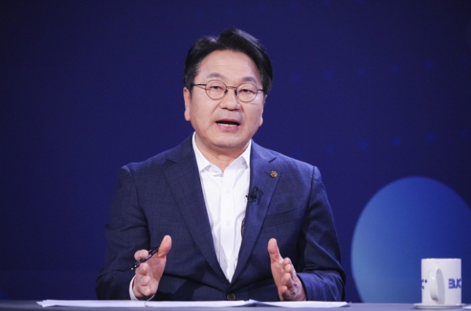 강기정 광주광역시장이 25일 오전 서울 한국방송회관에서 열린 '제2회 전국시도지사 정책토론회'에 참석해 AI 개발에 필요한 핵심자원 집약 필요성 등을 설명하고 있다./사진=광주시
