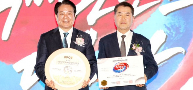 안양춤축제가 5년 연속으로 축제문화예술 부문 대한민국축제콘텐츠대상에 선정됐다 최대호 안양시장(왼쪽)이 대상을 수상했다. /사진제공=안양시