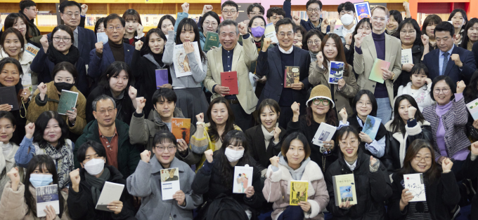지난 25일 파주출판도시 지혜의 숲에서 열린 독서문화 비전 선포식서 참석자들이 책 천 권 독서를 다짐하고 있다. /사진제공=경기도