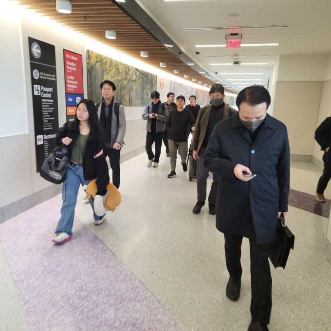 임태희 경기도교육감이 25일(현지시간) 오전 미국 보스턴 로건 국제공항에 도착해 하버드대 및 매사추세츠공대(MIT) 한인학생회와의 간담회를 위해 하버드대학교 리먼 홀(Lehman Hall)로 이동하고 있다. /사진제공=경기도교육청