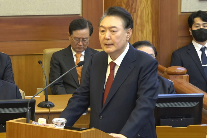 윤석열 대통령 측이 지난 25일 헌법재판소 탄핵 심판 최후 진술을 통해 대통령이 하고싶은 말을 거의 다 했다며 석방과 헌재의 기각 결정을 기대한다고 전했다. 사진은 윤 대통령이 지난 25일 서울 종로구 헌재에서 열린 대통령 탄핵심판 최종(11차) 변론기일에 출석해 최종의견을 진술하는 모습. /사진=뉴스1(헌법재판소 제공)