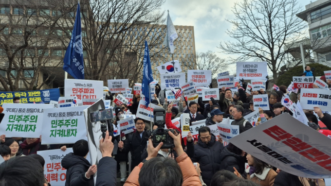 윤석열 대통령의 탄핵을 찬성·반대하는 시국선언이 대학가에서 잇달아 열리고 있다. 사진은 지난 15일 오후 서울대 아크로광장에서 윤석열 대통령 탄핵 찬성 및 반대 집회 참가자들이 뒤섞여 자리 싸움을 벌이고 있다. /사진=뉴스1