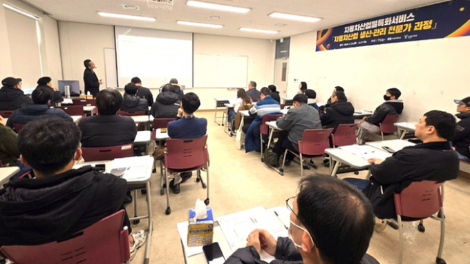 광주중장년내일센터는 25일 한국폴리텍 광주캠퍼스 기계 시스템학과 실습장에서 '자동차 산업 생산관리 전문가과정' 직무 교육을 운영하고 있다./사진=노사발전재단