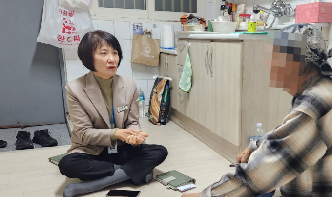 수원시 새빛민원실 허순옥 팀장(왼쪽)이 조씨 부부 임시숙소를 방문, 애로사항을 살피고 있다.  /사진제공=수원시