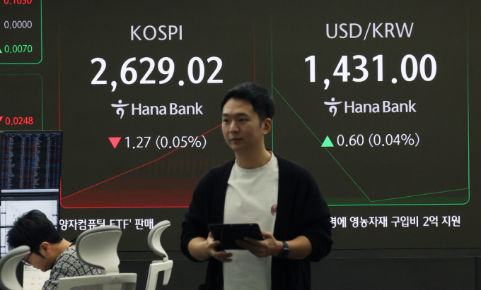 26일 서울 중구 하나은행 딜링룸에서 딜러들이 업무를 보고 있다. /사진=뉴시스