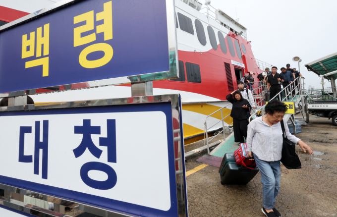 백령도, 연평도 등 서해 5도가 외국인 토지거래허가구역으로 지정됐다. 사진은 인천항연안여객터미널에 도착한 백령도 주민들 모습. /사진=뉴스1
