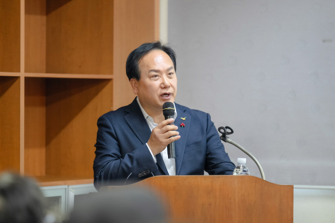  이권재 오산시장이 지난 24일 서랑동 마을회관에서 '서랑저수지 시민 힐링공간 조성사업 주민설명회'에서 발언하고 있다. /사진제공=오산시