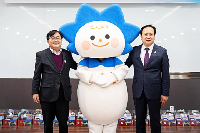  이권재 오산시장(오른쪽)과 허남윤 오산대학교 총장(왼쪽)이 지난 25일 오산대학교 대학본부에서 '지산학 협력 프로젝트 총평회'를 열어 오산시 브랜드 굿즈 개발 성과를 공유하고 굿즈를 배경으로 사진촬영하고 있다. /사진제공=오산시