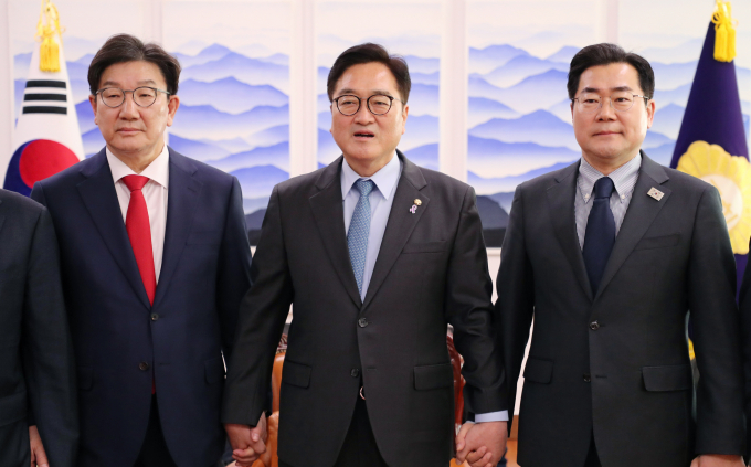 여·야가 26일 국회 연금개혁특별위원회 구성에 합의했다. 사진은 우원식 국회의장(가운데)과 양당 원내대표가 26일 서울 여의도 국회에서 의장주재 회동에 참석해 기념촬영을 하는 모습. /사진=뉴시스