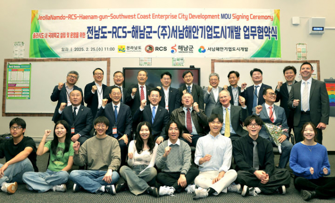 미국을 순방 중인 김영록 전남지사 일행이 25일(현지시간) 캘리포니아주 레드랜즈 크리스천스쿨(RCS)일 방문, 업무협약식을 마치고 관계자들과 기념촬영을 하고 있다. /전남도
