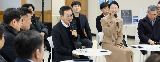 김동연 경기도지사가 한화시스템, 루미르 등 관계자, 한국항공대학생들과 기후경제를 주제로 간담회를 하는 모습.  /사진제공=경기도