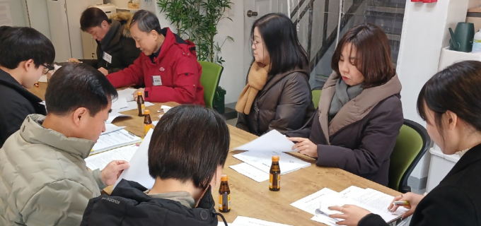 지난 24일 행복마을관리소 근로자들을 대상으로 실시한 업무 교육 모습. /사진제공=수원시