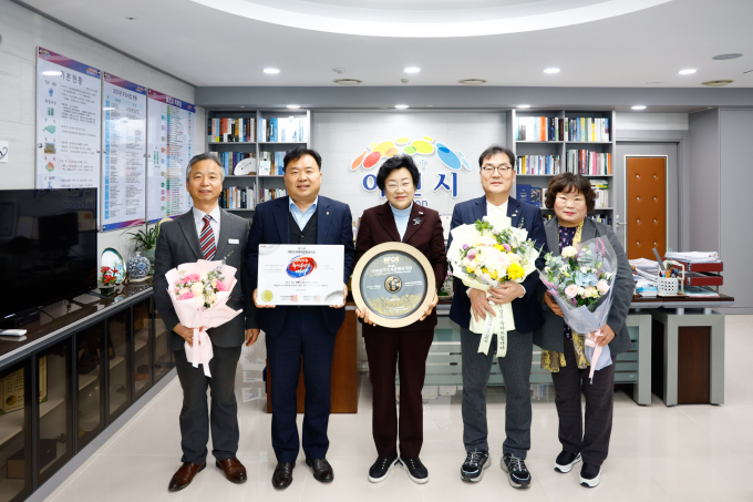김경희 이천시장(오른쪽으로부터 3번째)이 지난 25일 서울 피스앤파크 컨벤션에서 열린 '2025년 제13회 대한민국축제콘텐츠대상' 시상식에서 축제글로벌명품부문 대상을 받고 기뻐하고 있다. /사진제공=이천시