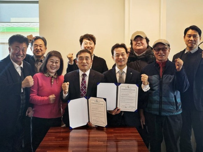 지준만 수원도시공사 개발사업본부장(왼쪽 네 번째), 박상래 조합 이사장 등 두 기관 관계자들이 26일 오전 화성시 소재 협동조합 사옥에서 열린 '도시개발 활성화를 위한 업무협약식'을 마치고 기념 촬영을 하고 있다. /사진제공=수원도시공사