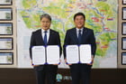 장충모 사장과 조상래 곡성군수가 26일 곡성형 청년하우징타운 조성사업 위수탁협약 체결 후 기념사진을 찍고 있다./전남개발공사