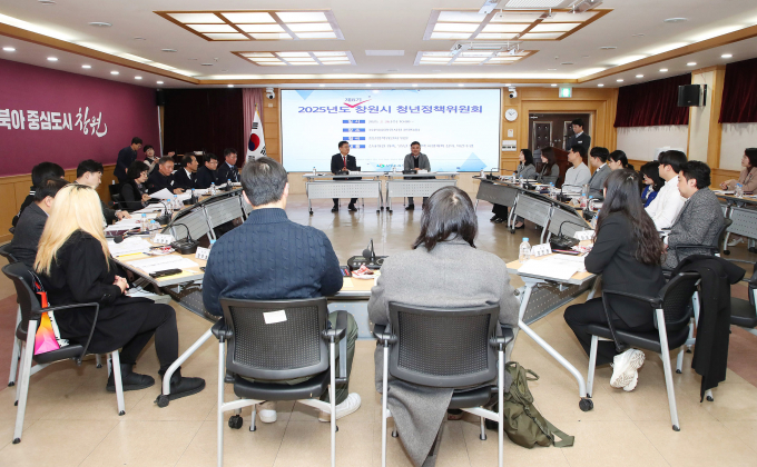 창원시가 26일 시청에서 제8기 청년정책위원회를 열고 올해 청년 일자리, 주거 지원 등 청년 정책에 총 496억원을 투입키로 했다./사진=창원시 