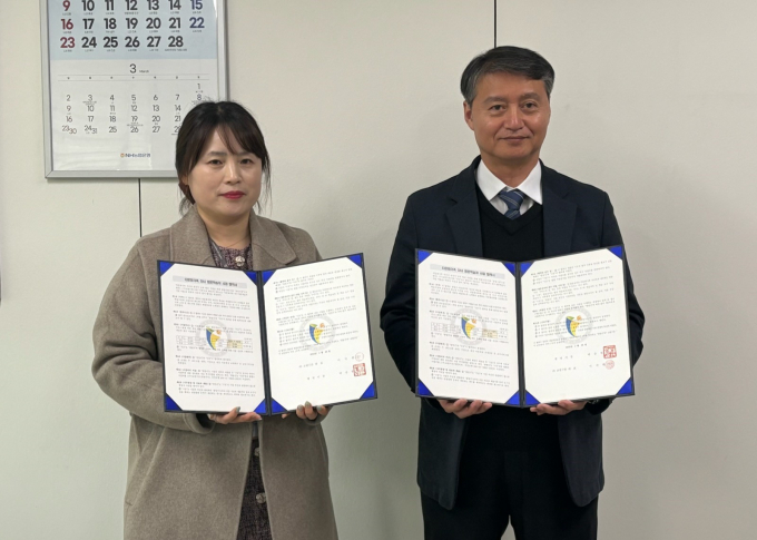  송혜정 교원구몬 광명지국장(사진 왼쪽)과 이길용 사회복지국장(사진 오른쪽)이 지난 25일 교원구몬 학습지사와 다문화가족 아동의 학습지 지원을 위한 업무협약을 체결한 후 기념사진을 촬영하고 있다. /사진제공=광명시