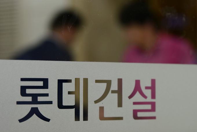 롯데건설이 5000억원 규모의 서울 서초구 본사 부지에 대해 개발과 매각 등을 검토하며 재무건정성 강화 작업에 나섰다. 사진은 서울 서초구 잠원동 롯데건설 본사. /사진=뉴스1
