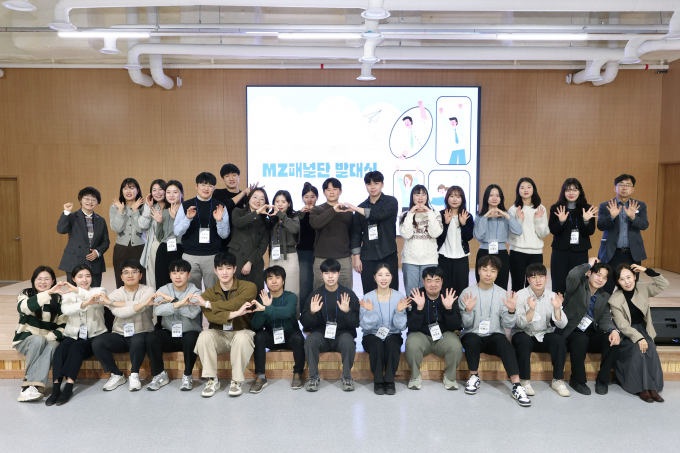 가평군 MZ패널단이 지난 26일 '제3기 가평군 MZ패널단' 발대식에서 기념촬영을 하고 있다. /사진제공=가평군