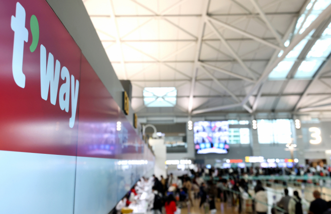 대명소노그룹이 티웨이항공 경영권 인수추진 중인 가운데 22일 인천공항 1터미널 티웨이 카운트에 관광객들이 발권을 위해 줄을 서 있다. /사진=뉴스1 /사진=(인천공항=뉴스1) 권현진 기자