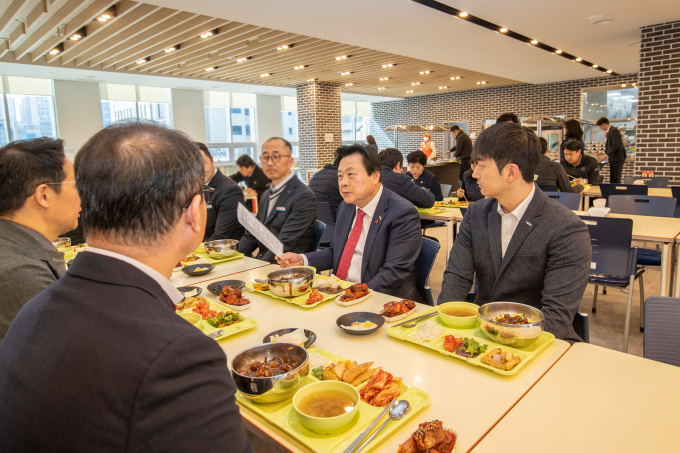 강기윤 사장(오른쪽에서 두번째)이 구내식당에서 직원들과 소통하고 있는 모습./사진=남동발전