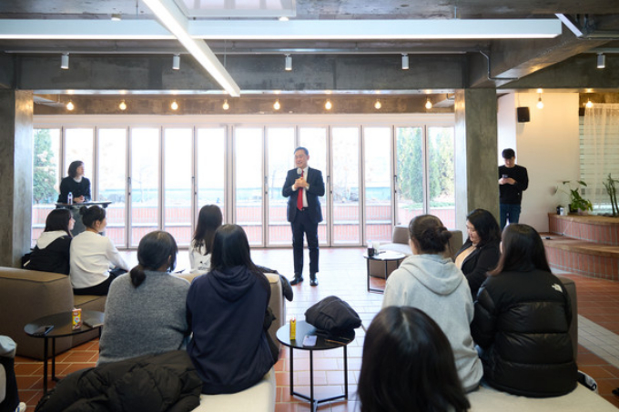  이충우 여주시장이 지난 26일 10시 청소년휴카페 머묾 2호점에서 청소년 15명이 참석한 가운데, 국제교류 참가 청소년 간담회에서 인사말을 하고 있다. /사진제공=여주시