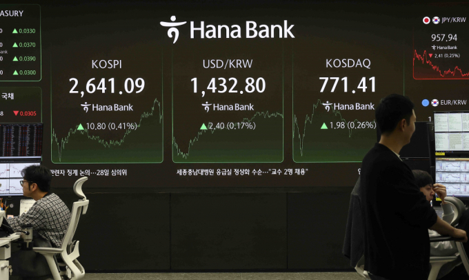 코스피가 전 거래일(2630.29)보다 10.80포인트(0.41%) 오른 2641.09에 장을 마친 26일 서울 중구 하나은행 딜링룸에서 딜러들이 업무를 보고 있다./사진=뉴시스