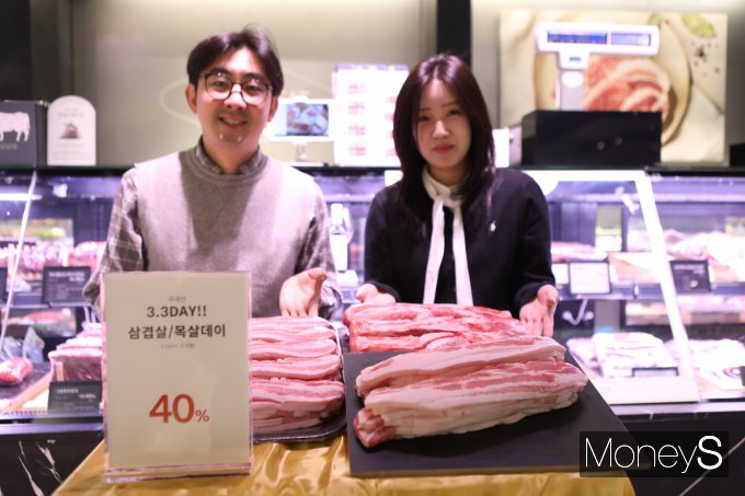 롯데백화점 광주점 식품매장 직원들이 오는 3월 3일 '삼겹살 데이'를 맞아 삼겹살과 목살을 선보이고 있다/사진=롯데백화점 홍보 3팀 제공.