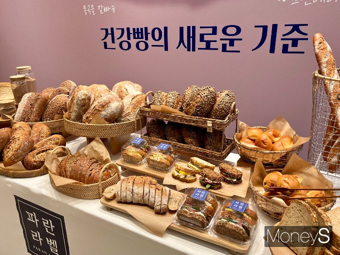 SPC 파리바게뜨가 프리미엄 브랜드 '파란라벨'을 공개했다. 27일 오전 서울 중구 신라호텔 영빈관 기자간담회장 앞 파란라벨 제품들이 진열돼 있다. /사진=김서현 기자