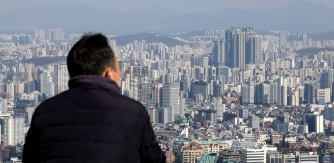 서울 남산을 찾은 관광객이 아파트 단지를 바라보고 있다./사진=뉴스1