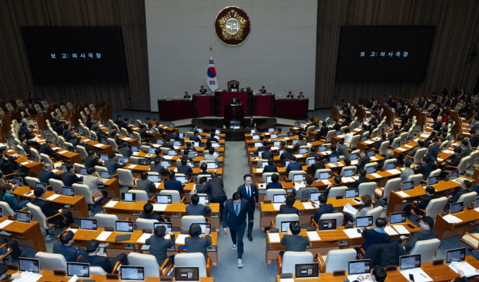 박찬대 더불어민주당 원내대표가 27일 오후 서울 여의도 국회에서 열린 제422회 국회(임시회) 제7차 본회의에서 상법 상정과 관련해 국회의장에게 항의를 마친 후 자리로 향하고 있다. /사진=뉴스1