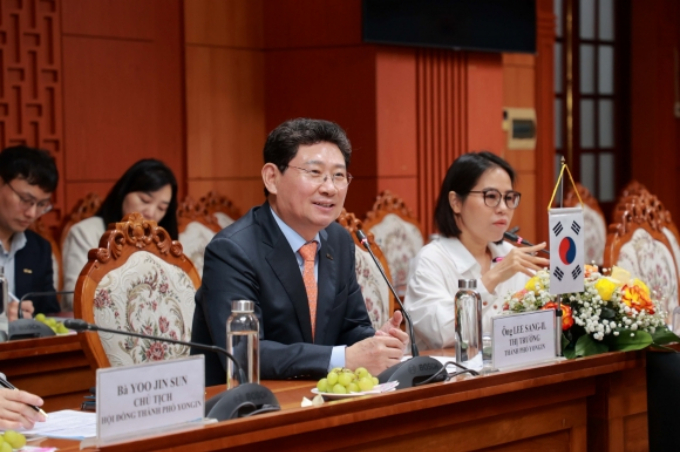 이상일 용인특례시장이 26일(현지 시각) 베트남 꽝남성청에서 레반중(Lê Ván Dũng) 꽝남성 인민위원회 위원장(꽝남성장) 등 꽝남성 고위 관계자들과 간담회를 갖고 양 도시의 교류협력 방안을 논의했다. / 사진제공=용인특례시