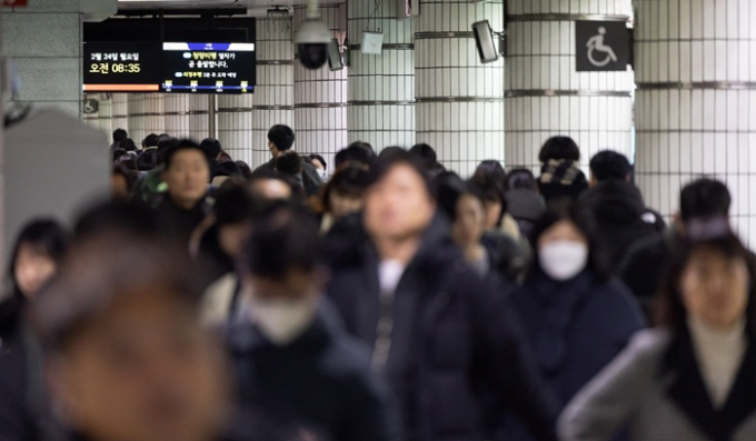 서울교통공사가 삼일절인 3월 1일부터 탄핵심판 선고기일까지 대규모 도심 집회 등을 대비하기 위해 최고수준 안전대책을 시행한다. 사진은 지난 24일 서울 지하철 1호선 시청역에서 시민들이 지나가는 모습. /사진=뉴스1