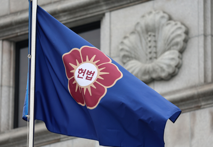 헌재가 최상목 대통령 권한대행이 여야 합의가 없다는 이유로 마은혁 헙법재판관 후보자 임명을 보류한것은 위헌이라결정했다. 사진은 지난 1월 31일  헌법재판소에 깃발이 펄럭이고 있는 모습. /사진=뉴시스