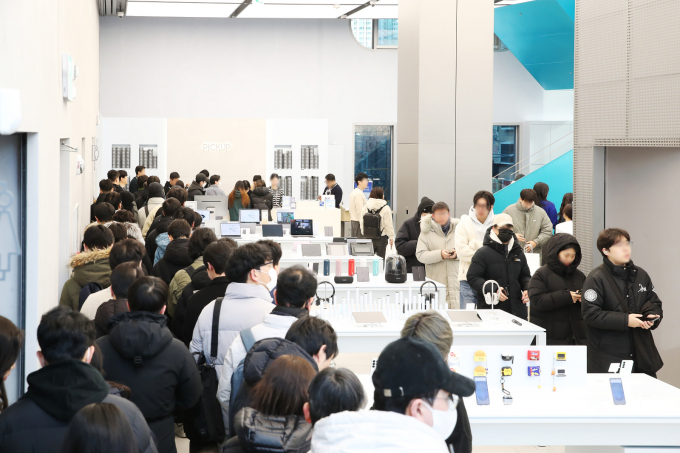 삼성전자의 '진정한 인공지능(AI)폰' 갤럭시S25 시리즈가 지난 7일 정식 출시된 이후 단 21일 만에 100만대 판매를 돌파하며 흥행 가도를 달리고 있다. 사진은 갤럭시 S25 시리즈, 사전 개통 첫째날 개통을 위해 삼성 강남을 찾은 고객들의 모습, /사진=삼성전자 제공