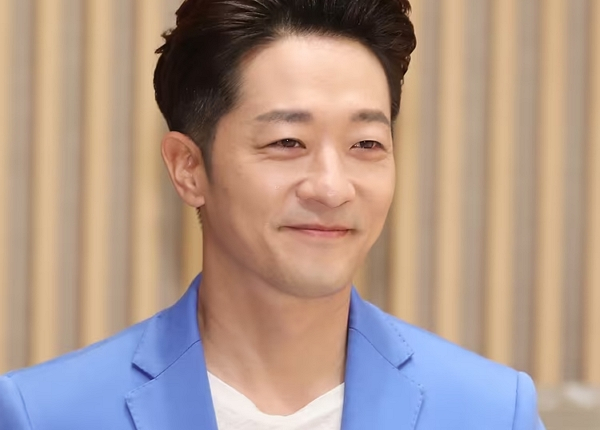 가수 알렉스가 이혼한 사실이 뒤늦게 알려졌다. 사진은 알렉스의 모습. /사진=뉴스1