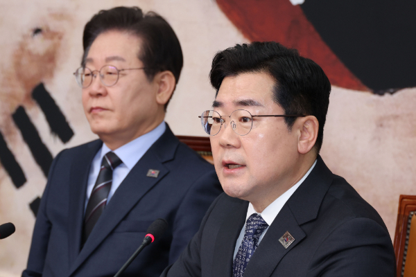 박찬대 더불어민주당 원내대표가 최상목 대통령 권한대행이 28일 오전까지 마은혁 헌법재판소 재판관을 임명하지 않는다면 권한대행으로 인정할 수 없다고 엄포를 놨다. 사진은 박찬대 더불어민주당 원내대표가 28일 오전 서울 여의도 국회에서 열린 확대간부회의에서 발언하는 모습. /사진=뉴시스
