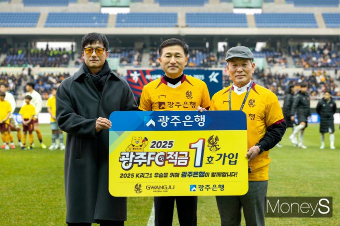 왼쪽부터 이정효 광주FC 감독, 고병일 광주은행장, 노동일 광주FC 대표이사가 '광주FC적금' 1호 가입 기념촬영을 하고 있다/사진=광주은행 제공. 