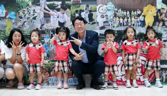 정명근 화성특례시장(가운데)이 '지구를 지키는 어린이 봉사단'과 사진촬영을 하고 있다. /사진제공=화성특례시