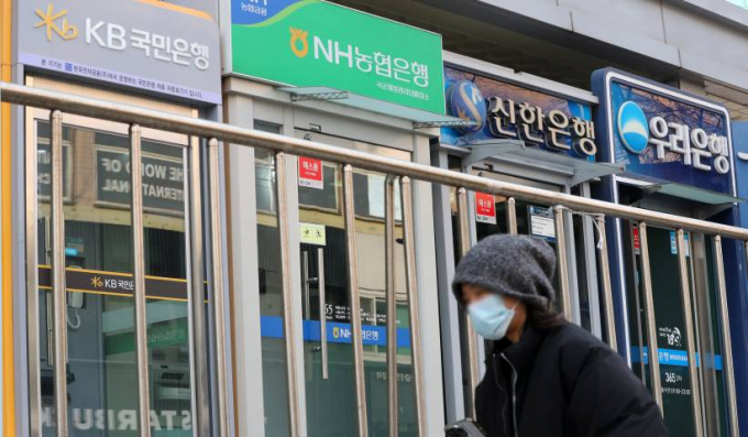 서울 시내의 한 ATM기 앞으로 시민이 이동하고 있다./사진=뉴시스