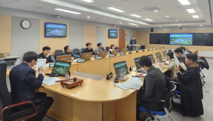 용인특례시는 지난 26일 영상회의실에서 '2025년 적극행정위원회' 회의를 열어 적극행정 우수 사례를 선정했다. /사진제공=용인특례시